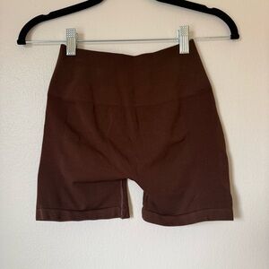 Alphalete Seamless High-Rise Bike Shorts - Dark Brown